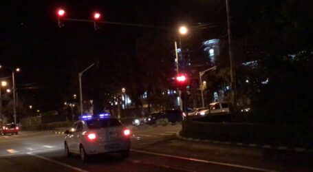 Poliția Locală stă cu girofarul pornit la semafor. Ce urgență au oare de staționează la semafor?