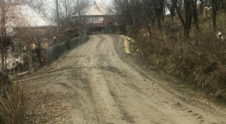 Noi umblăm a asfalta, de la o casă la alta – cum arată cel mai „ciudat” drum din Sălaj (VIDEO)
