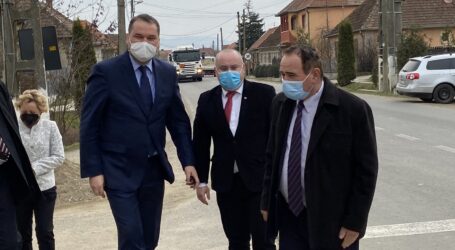 VIDEO. Ministrul Dezvoltării a vizitat comuna Vârsolț și a lăudat investițiile administrației locale