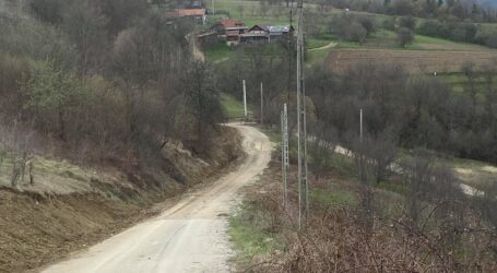 Dezvoltăm Sălajul?! Un primar a asfaltat 50 de metri pe un drum de pământ care leagă două sate