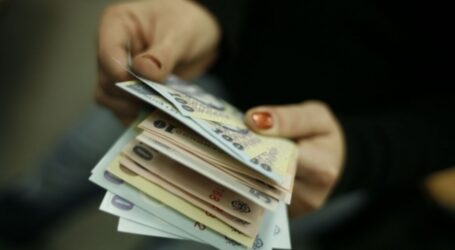 O femeie a găsit o sumă de bani în fața unui magazin din Zalău și i-a predat Poliției