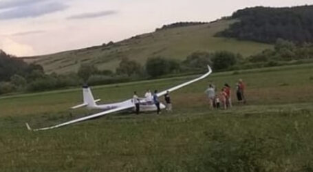 FOTO. O aeronavă a aterizat forțat pe un câmp la ieșire din Românași