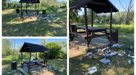 Locul de agrement din Năpradea, de pe malul Someșului, „îngropat” în gunoaiele unor tineri petrecăreți