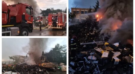 FOTO. Incendiu de proporții la un depozit de deșeuri din Zalău. Flăcările se manifestă pe o suprafață de 50 de metri pătrați
