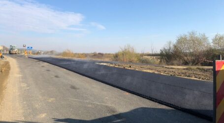 Se toarnă stratul final de asfalt pe Drumul Județean 108D, din Cehu Silvaniei spre Maramureș
