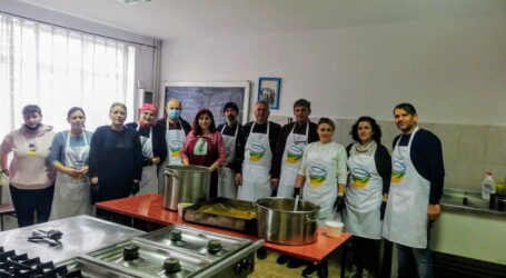 JOS PĂLĂRIA! Senatorul sălăjean Cristian Viașu a gătit 120 de porții de mâncare pentru oamenii străzii