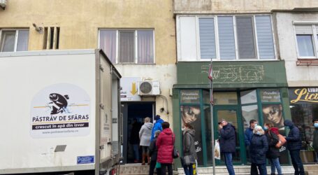 Coadă de zeci de metri la un magazin de păstrăvi din Zalău