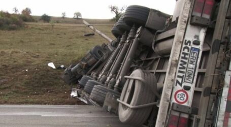 Un șofer de camion, ce conducea sub influența alcoolului, s-a răsturnat pe drumul dintre Jibou și Baia Mare