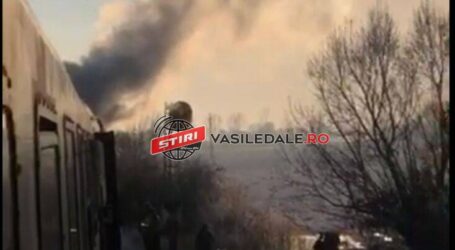 VIDEO. Locomotiva trenului Baia Mare – Jibou a luat foc. 100 de persoane, evacuate
