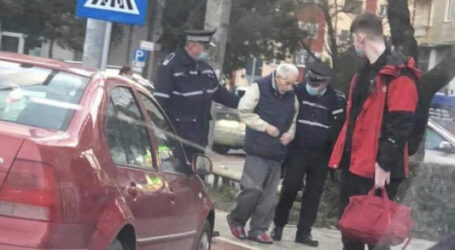 JOS PĂLĂRIA! Doi polițiști locali din Zalău, gest de mare omenie: au ajutat un vârstnic care șchiopăta să traverseze strada