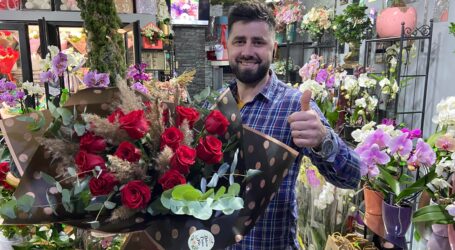 Povestea tânărului care realizează aranjamente florare INEDITE pentru îndrăgostiții din Sălaj