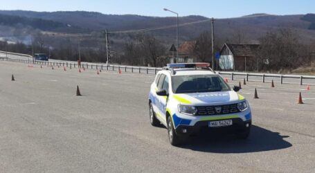 Polițiștii din Sălaj au învățat ieri să conducă autospecialele instituției într-o parcare din Halmășd