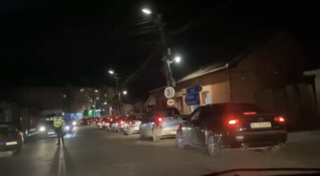 VIDEO. Centrul orașului Jibou, blocat de coada la benzinărie