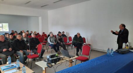 Zeci de apicultori din Sălaj s-au întâlnit la Creaca pentru a rezolva o serie de probleme din domeniul apicol