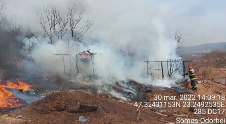 FOTO. Incendiu în Someș-Odorhei, provocat de o țigară aruncată la întâmplare