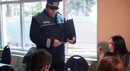16 elevi din Sălaj care chiuleau de la ore, amendați de polițiști