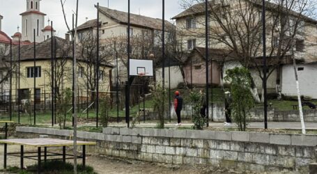 Primăria Zalău amenajează un teren de baschet în parcul din Brădet