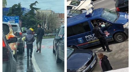 Scutiți de lege? Rromii care vând flori printre mașinile din Zalău, amendați non-stop de Poliția Locală, dar degeaba