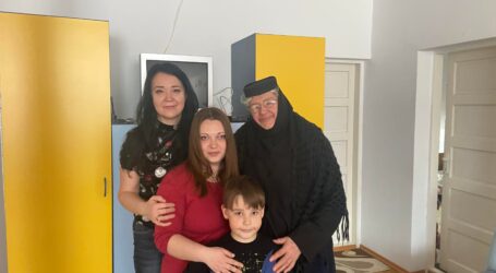 La 75 de ani, Maica Marina, stareța Mănăstirii Bic, îngrijește o familie de refugiați care a fugit din Ucraina