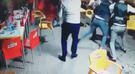 Tentativă de omor într-un bar din Zalău. Doi bărbați, arestați după ce duminică au snopit în bătaie un client din local