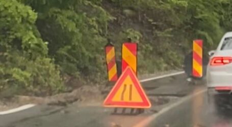 VIDEO. Un drum național din Sălaj, distrus de viitură – carosabilul s-a surpat în mai multe locuri