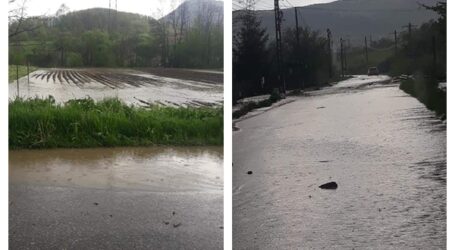 Un drum județean din Sălaj, inundat după ploaia torențială de astăzi