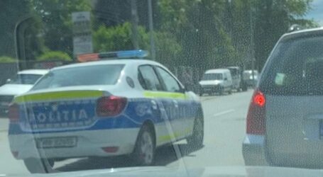 Poliția caută un hoț care a spart mai multe mașini în Zalău
