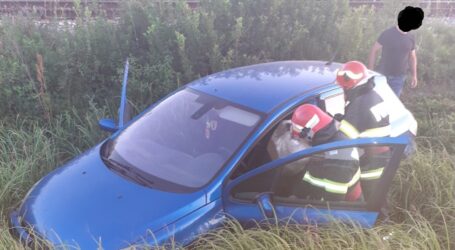 FOTO. Accident în Sărmășag – o mașină a ajuns în șanțul de lângă calea ferată