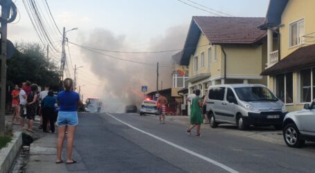ULTIMA ORĂ! Incendiu la un autoturism în Zalău