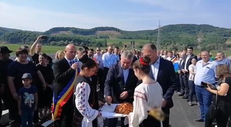 Ministrul Lucian Bode, primit cu pâine și sare la inaugurarea unui pod din Sălaj