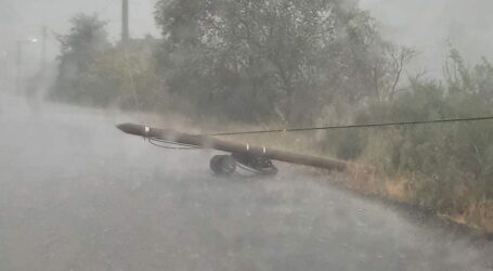 FOTO. Furtuna a rupt trei stâlpi de telefonie în Brebi, Someș-Odorhei și Hereclean