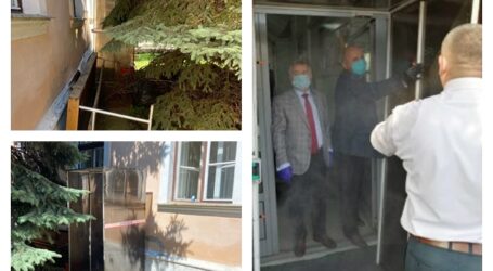 Tunelul dezinfectant de la intrarea în Primăria Zalău a ajuns „piesă de muzeu” în curtea instituției