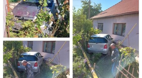 FOTO. Accident în Crișeni. O șoferiță de 71 de ani, începătoare, a rupt un gard și a ajuns cu mașina în curtea unei case