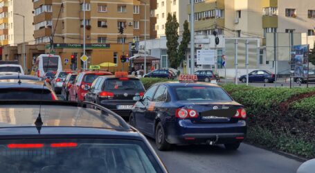 Un consilier local din Zalău vrea să interzică accesul prin oraș a mașinilor de la școala de șoferi la orele de vârf