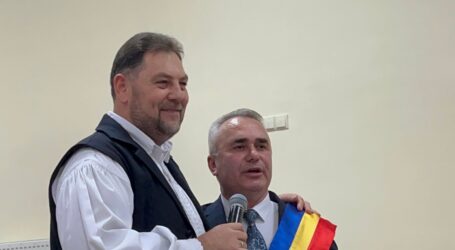 VIDEO. EMOȚIONANT! Marius Cipiran Pop a cântat o colindă alături de primarul din Crișeni, Călin Morar