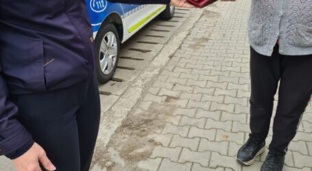 Un bărbat a găsit la Piața Sărmășag un portofel plin de bani și acte și l-a predat Poliției