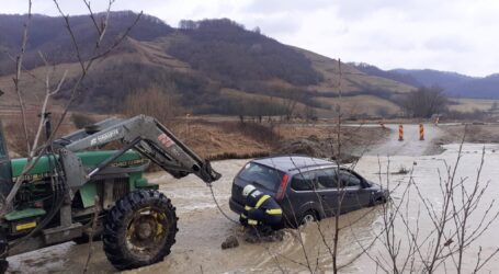 FOTO. 3 persoane, salvate de pompieri, după ce mașina a ajuns într-un râu între Rus și Șimișna