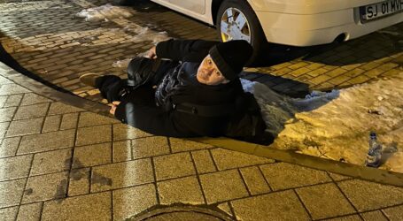 Un bărbat căzut pe stradă în centrul Zalăului, salvat de 3 polițiști locali
