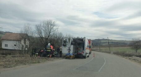 FOTO. Accident cu 3 victime în Dobrin. Un șofer a intrat cu mașina într-un copac