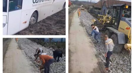VIDEO IREAL din Sălaj! Când crezi că le-ai văzut pe toate… călători, coborâți din autobuz pentru a amenaja drumul public, printre utilajele și neăpăsarea muncitorilor