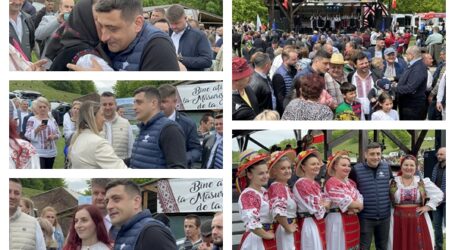 VIDEO. George Simion, baie de mulțime la Măsurișul Oilor din Pria. Peste 1.000 de sălăjeni, dar și artiști, l-au abordat pe liderul AUR pentru o poză și un schimb de idei