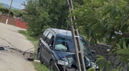 FOTO. Accident în Plopiș: un șofer a rupt un stâlp de electricitate