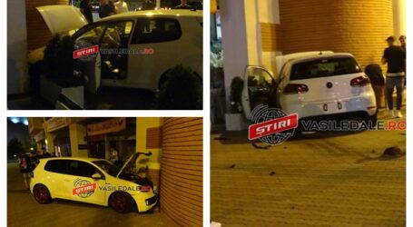 VIDEO. Un tânăr din Sălaj, aflat la plimbare cu o prietenă, a intrat cu mașina într-un magazin din Baia Mare