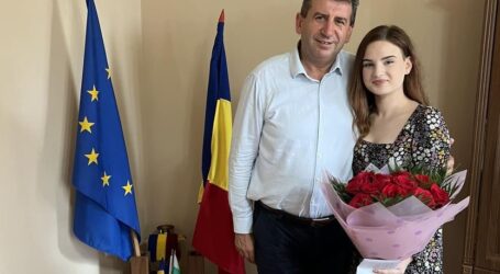 Elevă din Jibou, premiată de primarul Dan Ghiurco, după ce a obținut media 10 la Bacalaureat
