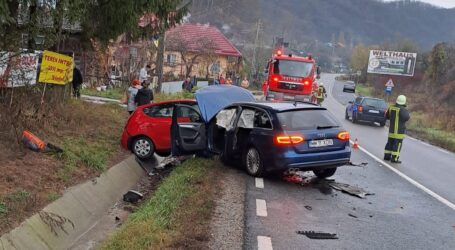 FOTO. O șoferiță de 22 de ani a provocat un GRAV accident în Ileanda, după ce a depășit pe linie continuă