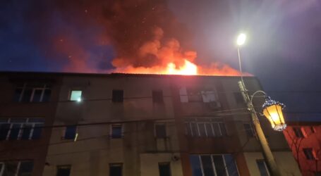 FOTO. Incendiu devastator la un bloc din Șimleu Silvaniei: zeci de locatari, evacuați; 2 apartamente distruse