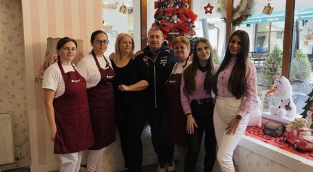 JOS PĂLĂRIA! Cofetăria Happy din Zalău îl așteaptă astăzi pe Moș Crăciun și oferă cadouri gratuite pentru copii