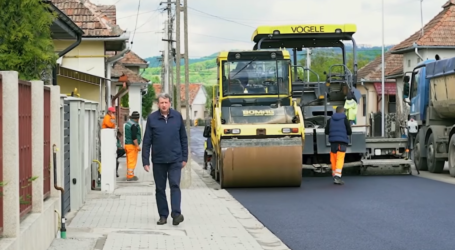 VIDEO. Se asfaltează 2 străzi importante din Jibou