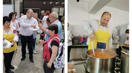 Claudiu Bîrsan și doamnele din PNL Zalău au gătit pentru săraci