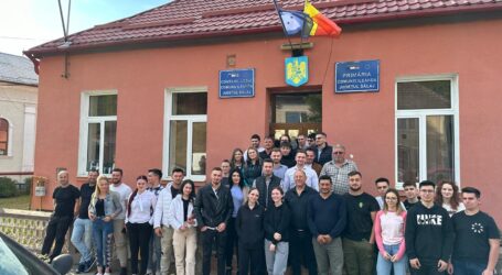 Primarul din Ileanda, Dănuț Pop, susținut de zeci de tineri în bătălia electorală